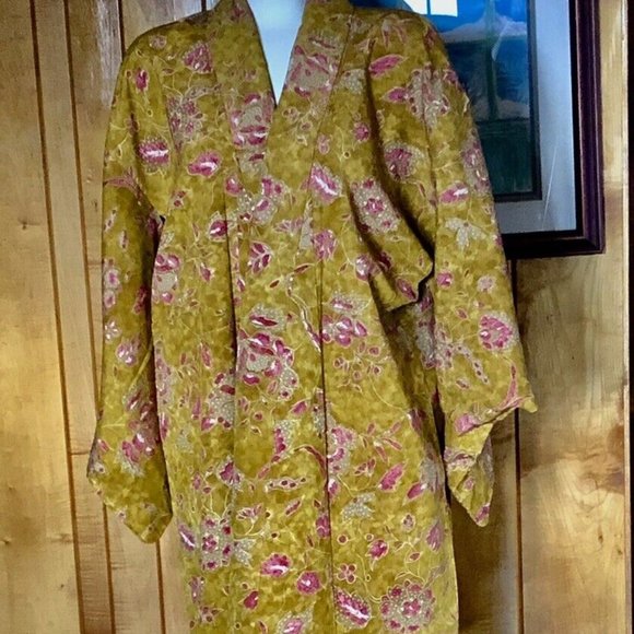 Vintage Japanese Kimono~ Chirimen Silk~ Floral Pattern ~Bust 44 / Length 60 in - Picture 1 of 6
